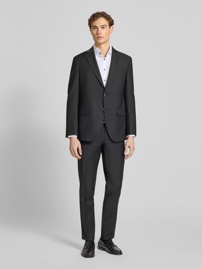 Männermodel trägt Slim Fit Business-Hemd mit Kentkragen von Jake*s aus Reine Baumwolle, weiß, Knopfleiste, Ganzkörperansicht von vorne. Rückenlänge bei Größe 39/40: 78 cm, Schulterbreite: 47 cm, Ärmellänge: 63 cm.