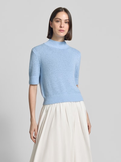 Frauenmodel trägt Strickpullover mit 1/2-Arm Modell 'Tavery Detail' von Someday in Hellblau, Strukturstrick, Regular Fit, Nahaufnahme Oberkörper. Baumwoll-Mix, Stehkragen, weite cremefarbene Hose, Rückenlänge 50 cm, Ärmellänge 28 cm.