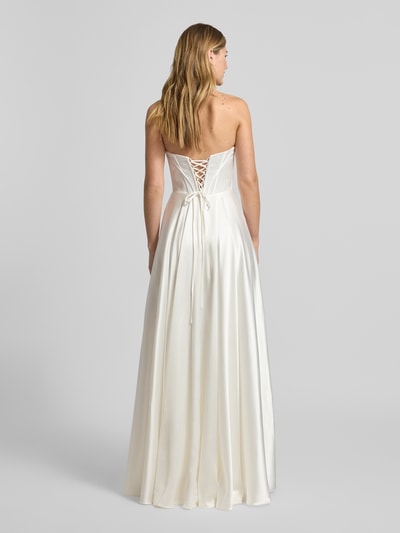 Modelka prezentuje Regular Fit Brautkleid aus Satin od Luxuar, satyna w kolorze białym, krój regular fit, taliowany, rozporek, z odkrytymi ramionami, długość tyłu 136 cm, szerokość w rozmiarze 36: 34 cm, widok całej sylwetki z tyłu.