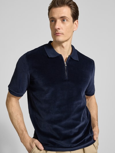 Männermodel trägt Regular Fit Poloshirt mit Reißverschluss Modell 'Francis' von Tiger Of Sweden, Dunkelblau, Kurzarm, Nahaufnahme Oberkörper. Baumwoll-Mix, Polo-Kragen.