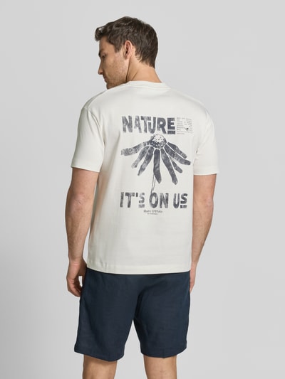 Männermodel trägt Relaxed Fit T-Shirt aus reiner Baumwolle von Marc O'Polo, Optik: Unifarben, Passform: Regular-Fit, Label-Print, Motiv-Print, Rundhals, Ärmelform: Kurzarm, Materialverarbeitung: Jersey, Material: reine Baumwolle, Ganzkörperansicht Rückansicht.