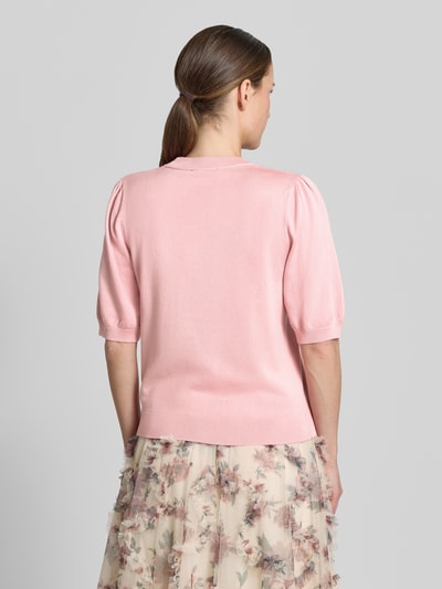 Modelka kobieca nosi Strickshirt mit Schluppe aus Chiffon od Zero, mieszanka wiskozy, dopasowany krój, prążkowane wykończenia, rękaw o dł. 1/2, długość tyłu w rozmiarze 36: 55 cm, długość rękawów w rozmiarze 36: 30 cm, widok całej sylwetki z tyłu.