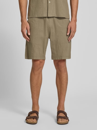 Männermodel trägt Relaxed Fit Stoffshorts aus einer katoen von s.Oliver RED LABEL in lichtbruine tint, grove textuur, Ganzkörperansicht von vorne