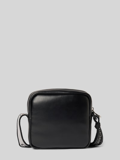 Produktfoto, schwarze Herren Umhängetasche mit Logo-Prägung von CK Calvin Klein, klare Form, glatte Textur, dezentes Logo-Detail.