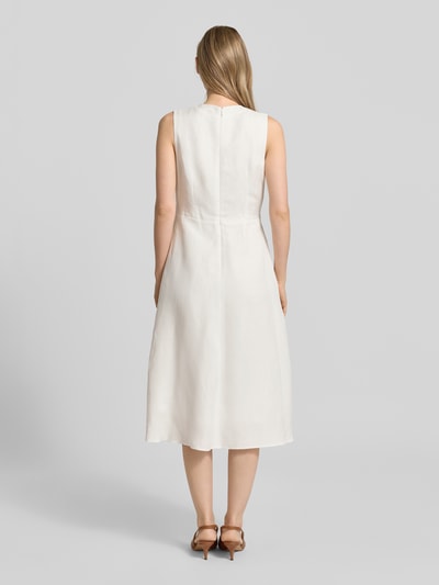 Frauenmodel trägt Midikleid aus Leinen-Viskose-Mix in Wickel-Optik von Christian Berg Woman Selection, cremefarben, glatte Textur, A-Linie, Ganzkörperansicht Rückansicht, Rückenlänge bei Größe 36: 120 cm, Brustweite bei Größe 36: 45 cm.