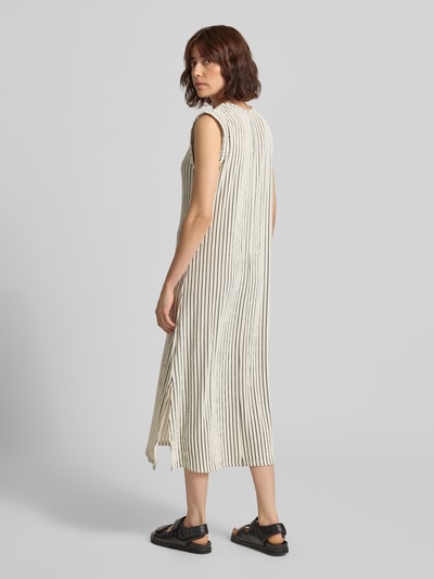 Frauenmodel trägt Midikleid mit Rundhalsausschnitt Modell 'Ne44lly' von ZABAIONE im Allover-Look, Streifen, Ganzkörperansicht Rückansicht