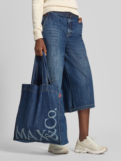 Frauenmodel trägt Regular Fit Culotte aus Baumwoll-Mix mit Viskose-Anteil Modell 'EPOCHE' von MAX&Co., blaue Denim-Optik, Nahaufnahme Unterkörper. Damen Culotte von MAX&Co.