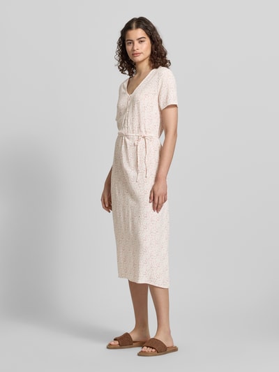 Frauenmodel trägt A-Linien Midikleid aus reiner Viskose Modell 'BARRI' von Pieces, Optik:Allover-Muster, Midi, Rundhals, ohne Ärmel, Ganzkörperansicht von vorne.