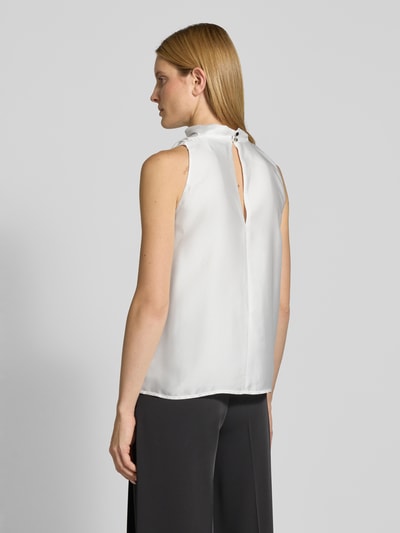 Frauenmodel trägt Blusentop aus Satin mit Raffungen von SWING in Weiß, Stehkragen, Regular-Fit, glatte Textur, Rückenlänge 61 cm, Ganzkörperansicht Rückansicht.