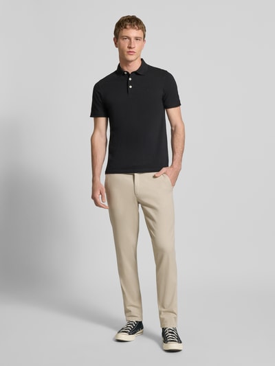 Männermodel trägt Slim Fit Stoffhose mit abnehmbarem Gürtel Modell 'Marco' von JACK & JONES, Baumwoll-Mix, Eingrifftaschen, Ganzkörperansicht von vorne.