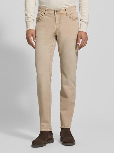 Männermodel trägt Slim Fit Jeans mit 5-Pocket-Design Modell 'Chuck' von Brax in Beige, Baumwoll-Elasthan-Mix, Ganzkörperansicht von vorne, Kontext: Herren Jeans, Knopf- und Reißverschluss, Bundweite 42 cm, Innenbeinlänge 79 cm.