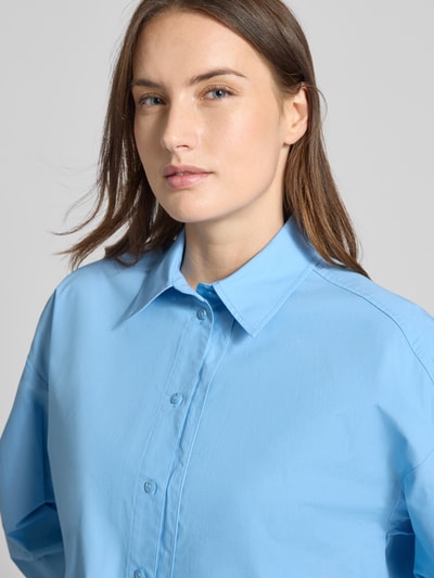 Modelka nosi Regular Fit Hemdbluse mit verlängerter Rückseite von JAKE*S STUDIO WOMAN, czysta bawełna, długi rękaw, niebieska, zbliżenie na górną część ciała.