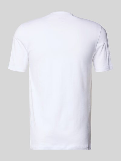 Männermodel draagt Regular Fit T-Shirt aus reiner Baumwolle im 3er-Pack Modell 'CLASSIC' van BOSS, wit, unifarben, Jersey, Ganzkörperansicht Rückansicht.