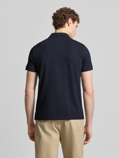Männermodel trägt Slim Fit Poloshirt mit Logo-Stitching von Geox in Dunkelblau, Strukturmuster, Rückenansicht, Ganzkörperansicht Rückansicht.