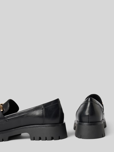 Produktfoto, schwarzer Loafer mit Kettendetail von Tamaris, glatte Oberfläche, dicke Profilsohle, Damen Loafer von Tamaris.