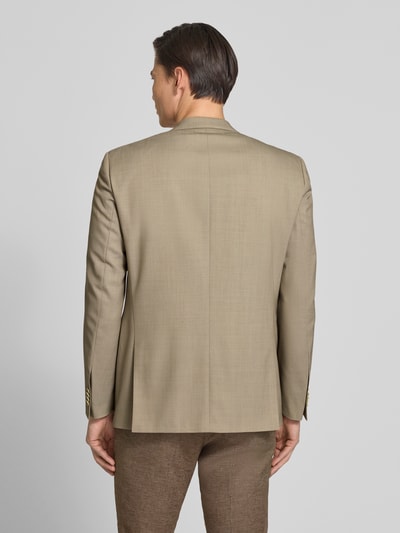 Męski model nosi Slim Fit 2-Knopf-Sakko aus Schurwolle-Mix Modell 'Shelby' von Carl Gross, jasnobeżowe, tekstura gładka, krój slim fit, marynarka z klapami, kieszenie z patkami, długość tyłu w rozmiarze 50: 80 cm, szerokość w rozmiarze 50: 50 cm, długość rękawa w rozmiarze 50: 70 cm, ujęcie: całkowity widok z tyłu.