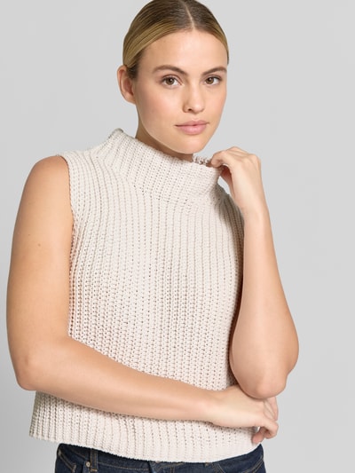 Frauenmodel trägt Regular Fit Top in Strick-Optik von monari in Beige mit Stehkragen und ärmellosem Design, Nahaufnahme Oberkörper. Rückenlänge bei Größe 36: 51 cm.