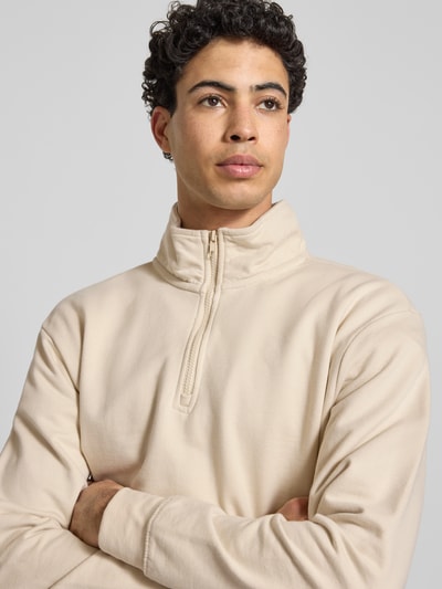 Männermodel trägt Sweatshirt mit Troyer-Kragen Modell 'BRODY' von Blend in Beige, Baumwoll-Mix, Nahaufnahme Oberkörper