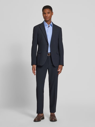 Männermodel trägt Regular Fit Businesshemd aus reiner Baumwolle Modell 'H-JOE-K-SH-C1-262' von BOSS, Optik: Allover-Muster, Ganzkörperansicht von vorne.