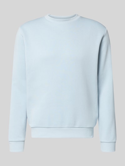 Produktfoto, Sweatshirt mit gerippten Abschlüssen Modell 'BRADLEY' von Jack & Jones, mieszanka bawełny, krój regular fit, okrągły dekolt, jasnoniebieski kolor, gładka faktura, długość tyłu 67 cm, długość rękawów 65 cm.