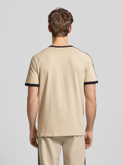 Męski t-shirt T-Shirt im Retro-Look mit Rundhalsausschnitt od adidas Originals z bawełny, krój regular fit, styl retro, logo, okrągły dekolt, długość tyłu 70 cm, rozmiar M, beżowy z czarnymi detalami; całkowity widok z tyłu.