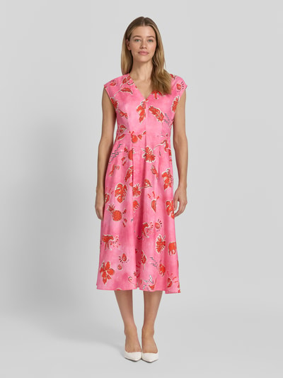 Frauenmodel trägt Midikleid im Allover-Look mit V-Ausschnitt von Milano Italy aus Reine Baumwolle in A-Linie, pink gemustert, Ganzkörperansicht von vorne. Rückenlänge 119 cm, Brustweite 39 cm bei Größe 36.