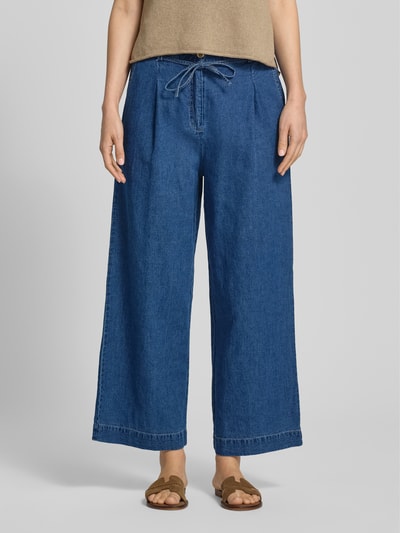 Frauenmodel trägt Wide Leg Jeans aus Leinen-Baumwoll-Mix mit Bindegürtel von Christian Berg Woman in Blau, ausgestellter Schnitt, Knopf-Reißverschluss, Gesäßtasche, Bundweite 38 cm, Innenbeinlänge 64 cm, Ganzkörperansicht von vorne.