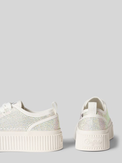 Produktfoto, Sneaker mit Ziersteinbesatz Modell 'MADISON GLAM' von Buffalo, biała cholewka z kolorowymi cyrkoniami, zaokrąglony nosek, sznurowane, wysokość obcasa w rozmiarze 40: 5 cm, wysokość cholewki w rozmiarze 40: 5 cm, szerokość w rozmiarze 40: 7 cm, gruba biała podeszwa, widoczne detale tekstury na tle szarym