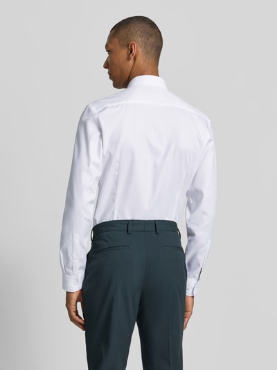 Männermodel trägt weißes Super Slim Fit Business-Hemd mit Kentkragen von Jake*s aus Reine Baumwolle, Ganzkörperansicht Rückansicht. Rückenlänge 79 cm, Schulterbreite 46 cm, Ärmellänge 66 cm, Knopfleiste, Sportmanschetten, abgerundeter Saum.