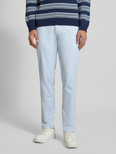 Mannenmodel draagt lichtblauwe Slim fit stoffen broek met steekzakken en achterzakken, Model 'Marco' van JACK & JONES katoenmix, knoop- en ritssluiting, bandwijdte maat 32/32: 43 cm, binnenbeenlengte: 75 cm, vooraanzicht tot op de schoenen.