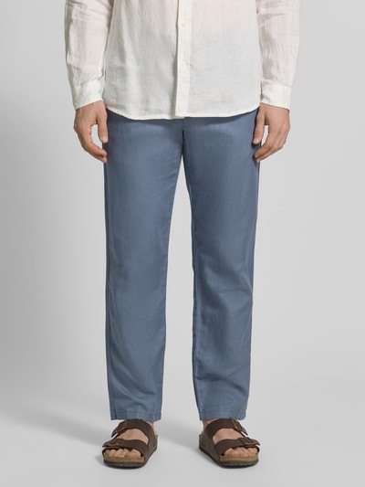Męski model nosi Regular Fit Leinenhose aus Baumwoll-Leinen-Mix Modell 'MILES' od SELECTED HOMME, niebieski kolor, widok z przodu, całe ciało. Krój regular fit, optyka jednokolorowa, średni stan, zapięcie na guzik i ukryty zamek, 5 kieszeni, bawełniano-lniana mieszanka.