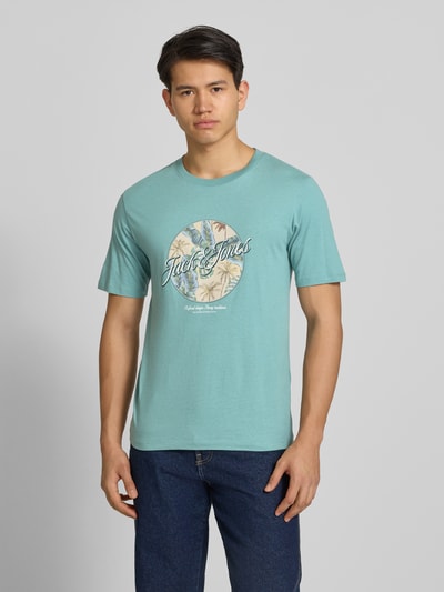 Männermodel trägt Herren T-Shirt mit Honolulu-Print von Jack & Jones in Mint, Reine Baumwolle, Regular-Fit, Rundhalsausschnitt, Ganzkörperansicht von vorne. Modell 'HONOLULU', Rückenlänge bei Größe M: 68 cm.