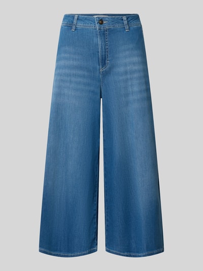 Produktfoto, Wide Fit Jeans in verkürzter Passform Modell 'Ella' von MAC aus elastischem Baumwoll-Mix, mittleres Blau, sichtbare Gesäßtaschen, Knopf- und Reißverschluss, glatte Textur.