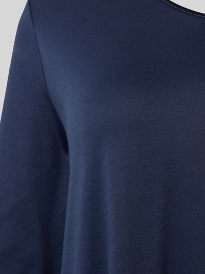 Vrouwenmodel draagt Nachthemd mit V-Ausschnitt van Hanro, donkerblauw, zuiver katoen, a-lijn, v-hals, close-up bovenlichaam