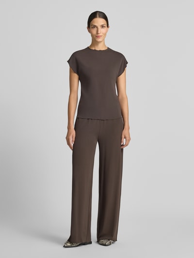 Vrouwenmodel draagt Relaxed Fit T-shirt uit viscosemix Model 'Saumi' van Samsøe Samsøe in effen bruin met ronde hals, dames t-shirt, ruglengte maat S 61 cm, mouwlengte maat S 8 cm, volledige lichaamsweergave van voren.