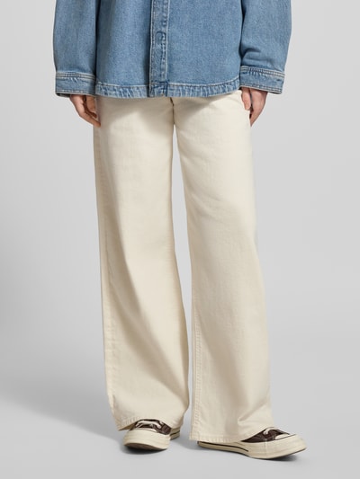 Kobiece model prezentuje jasne jeansy z bawełny z domieszką elastanu, luźny krój, 5-kieszeniowy model 'TOKYO' od JJXX, długość nogawki 80 cm, szerokość w rozmiarze 27/32: 35 cm, widok całej sylwetki z przodu