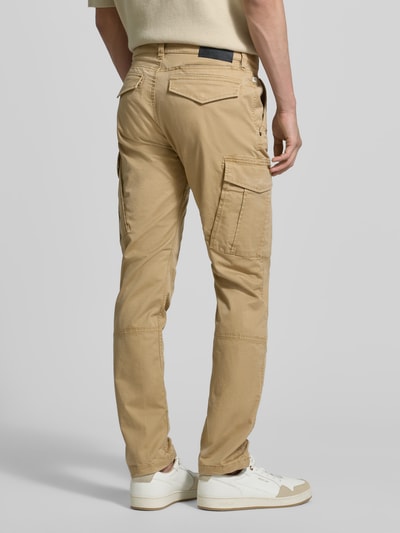 Männermodel trägt Regular Fit Cargohose aus Baumwoll-Mix von s.Oliver RED LABEL in Optik: Unifarben mit Cargotaschen, ganzkörperansicht rückansicht.
