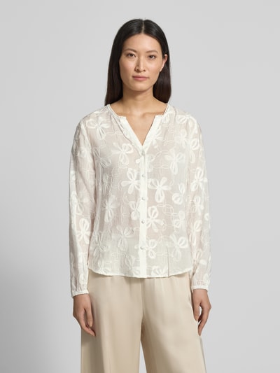 Vrouwenmodel draagt Bluse aus Viskose-Mix mit Knopfleiste Modell 'Randy' van FREE/QUENT, recht model, serafino-kraag, elastische mouwboorden, lichte crème kleur, bloemenstructuur, frontale volledige lichaamsweergave.