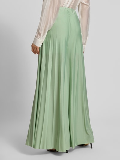 Vrouwenmodel draagt stoffen broek van satijn met wide leg fit, plissévouwen en elastische band, model 'Samantha' van GUIDO MARIA KRETSCHMER WOMAN, mintgroen, binnenbeenlengte maat 36: 73 cm, bandwijdte maat 36: 34 cm, ganzebodyaanzicht achteraan.