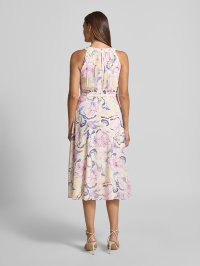Frauenmodel trägt Midikleid mit floralem Allover-Print von Christian Berg Cocktail in Pastellfarben, Tailliert, Falten-Optik, Ärmelloses-Design, Ganzkörperansicht Rückansicht.