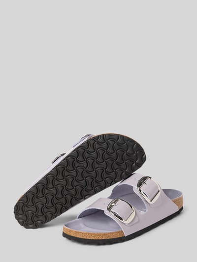 Produktfoto, Hausschuhe aus echtem Leder Modell 'Arizona' von Birkenstock, abgerundete Passform, hellgrau, Korksohle, Logo-Detail, Absatzhöhe 3 cm