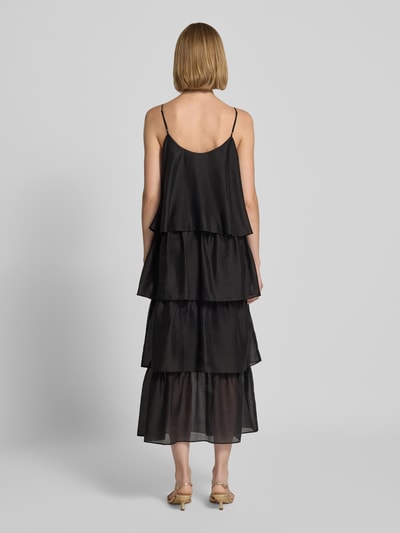 Frauenmodel trägt Midikleid aus Lyocell-Mix im Stufen-Look von Jake*s Studio Woman in Schwarz, A-Linie, Spaghettiträger, Ganzkörperansicht Rückansicht.