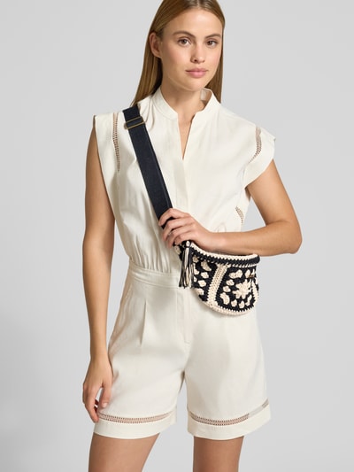 Frauenmodel trägt Bauchtasche mit Label-Detail Modell 'Wanderes Bumbag' von Barts aus Reine Baumwolle, Hauptfach mit Reißverschluss, Breite 41 cm, Länge 16 cm, Tiefe 2 cm, Länge Schulterriemen 59 cm, Nahaufnahme Oberkörper.