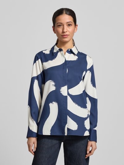 Vrouwenmodel draagt Hemdbluse mit verdeckter Knopfleiste Modell 'Fumira' van OPUS, los vallend lyocell, blauw-wit patroon, vooraanzicht bovenlichaam.