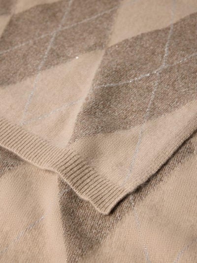 Produktfoto, Schal aus Kaschmir-Mix mit geripptem Abschluss von Christian Berg Woman, beigebraune Rauten, rechteckig, weiche Textur, Kontext: Damen Schal von Christian Berg Woman, Kaschmir-Mix, rechteckige Form, gerippte Abschlüsse, Breite 76 cm, Länge 84 cm.