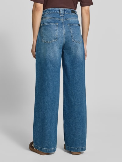 Frauenmodel trägt Loose Fit Jeans aus Baumwoll-Mix Modell 'LOLA' von Cars Jeans, mittelblau, sichtbare Gesäßtaschen, Ganzkörperansicht Rückansicht, Damen Jeans, Baumwoll-Elasthan-Mix, Bundweite 44 cm, Innenbeinlänge 80 cm.