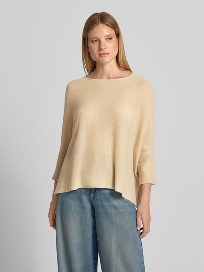 Frauenmodel trägt Strickpullover aus Kaschmir mit 3/4-Arm von JOOP! in Beige, entspannte Passform, Rundhalsausschnitt, Nahaufnahme Oberkörper.
