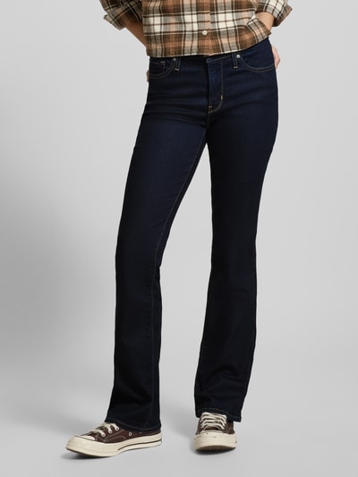 Frauenmodel trägt Bootcut Jeans mit 5-Pocket-Design von Levi’s®, dunkelblau, Baumwoll-Mix mit Stretch, Jeansstruktur, Ganzkörperansicht von vorne.