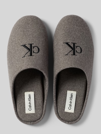 CK Calvin Klein Kapcie z wyhaftowanym logo model ‘MULE’ Średnioszary melanż 3
