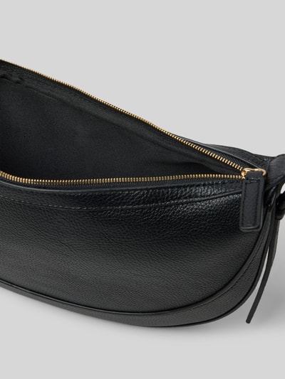 Produktfoto, Shoulder Bag mit Reißverschluss von Mango in schwarzer Leder-Optik mit Ziernähten, verstellbarem Schulterriemen, Hauptfach, 31x19x4 cm, Riemenlänge 68 cm